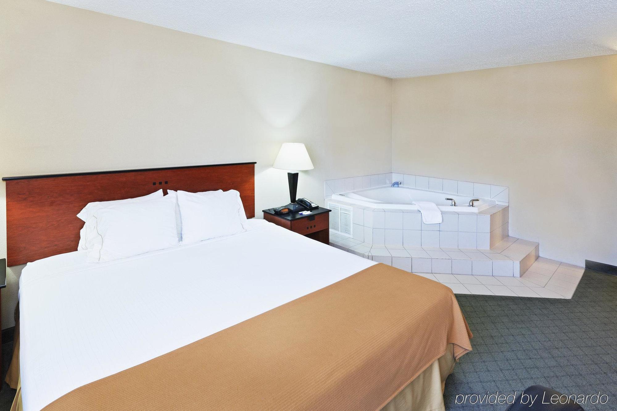 Comfort Inn & Suites Plano East Room photo